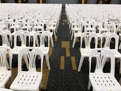 连续排列许多白色塑料椅准备活动等待活动info图片