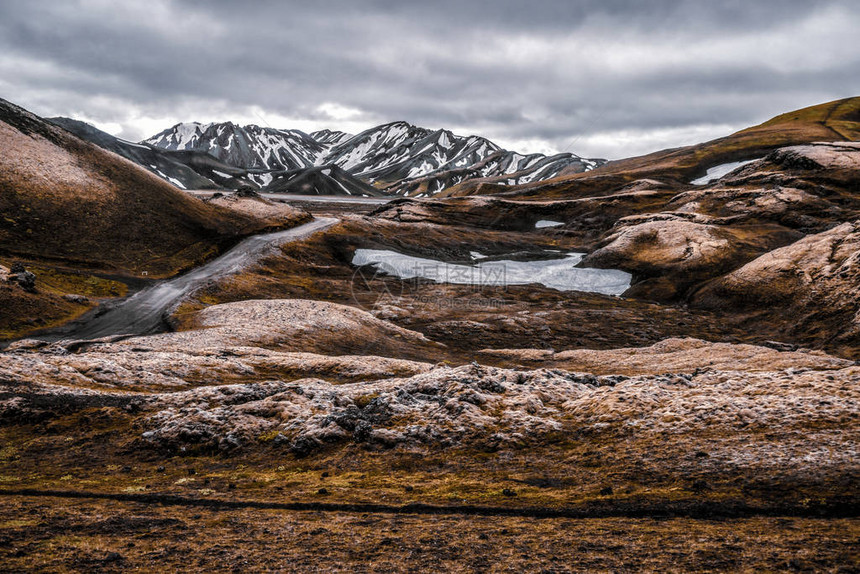 Landmannalaugar在冰岛北欧洲高地的超现实自然风光景观美丽多彩的雪山地形以夏季徒步探险和户图片