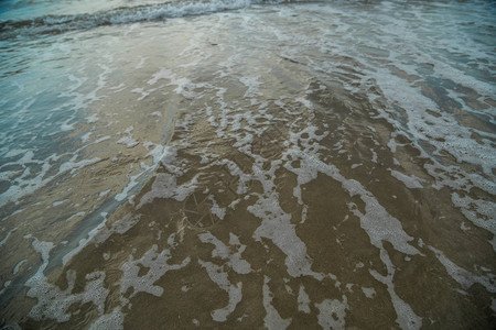 在暴风雨天气中拍打沙滩的海浪背景图片