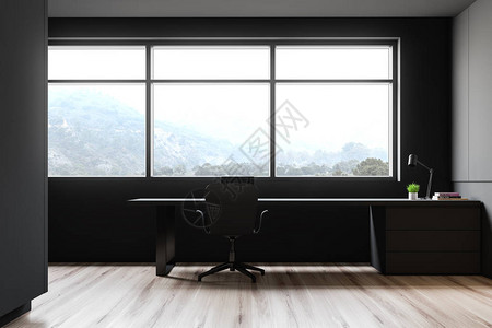 内装有黑色灰墙木地板用笔记本电脑长灰式计算机桌和视山景窗户的现代家图片