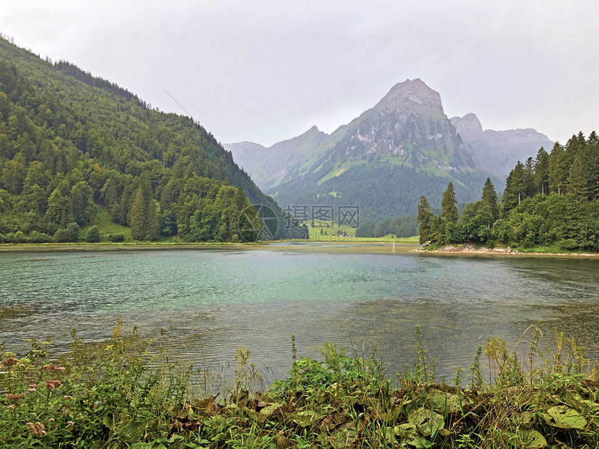 格拉鲁斯阿尔卑斯山地块和格拉纳兰旅游区的高山湖图片