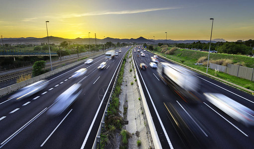 夕阳下繁忙的高速公路来往车辆城市压力形象图片