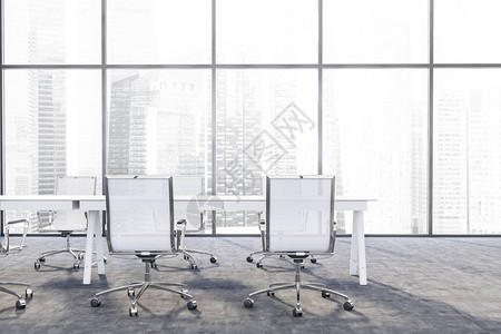 全景会议室内部设有混凝土地板带白色椅子的长白桌和带城市景观的窗户图片