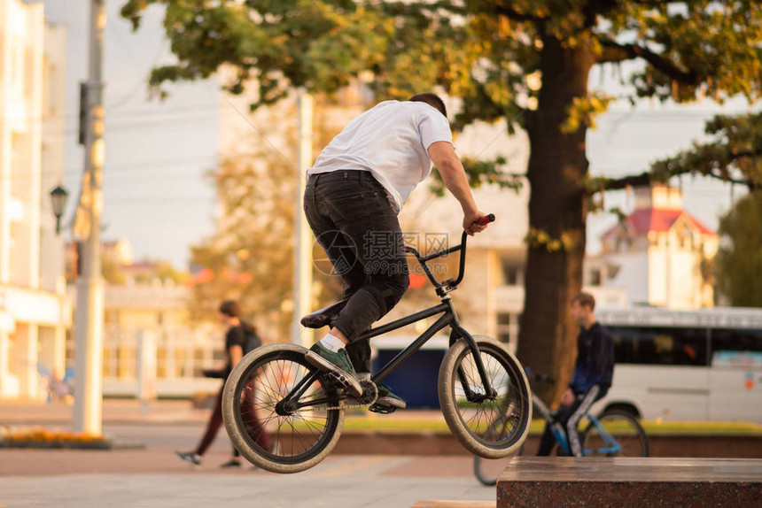 这家伙在BMX上表演特技跳伞图片