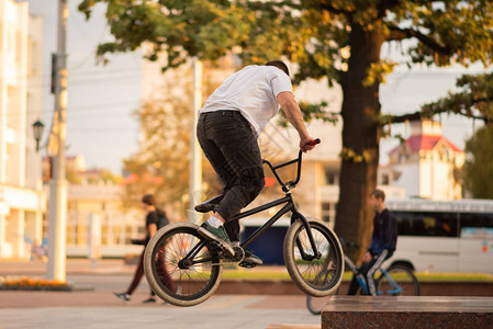 这家伙在BMX上表演特技跳伞图片