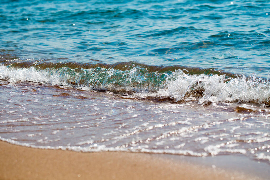沙滩和蓝色的海浪美丽的自然背景图片