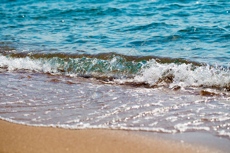 沙滩和蓝色的海浪美丽的自然背景图片