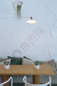 白砖墙灯和现代椅子图片