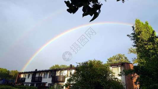 彩虹在斯德哥尔摩郊外我邻居的雨后喷出图片