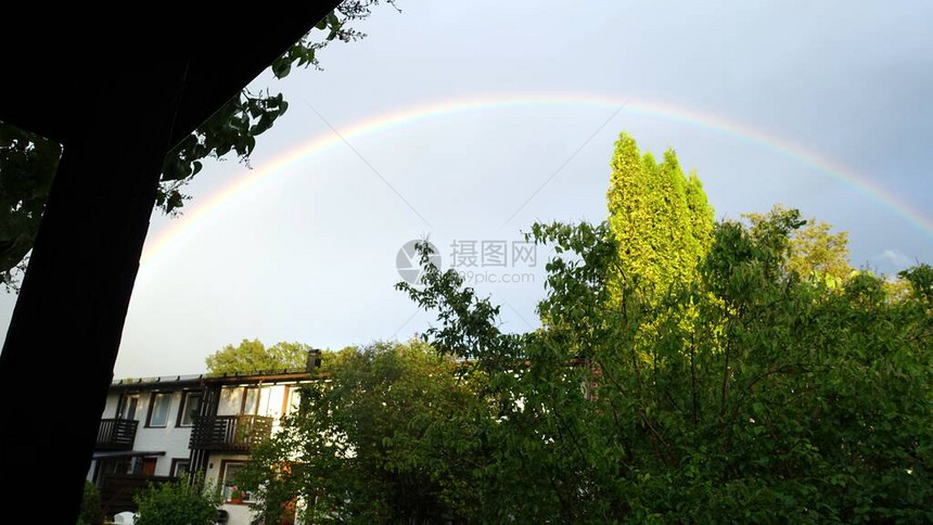 彩虹在斯德哥尔摩郊外我邻居的雨后喷出图片