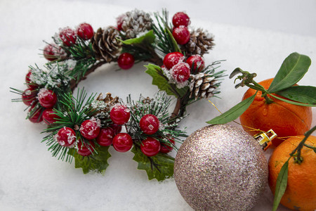 花圈框架与红色浆果上白色孤立在橘子和球的圣诞花环圣诞假期的概图片