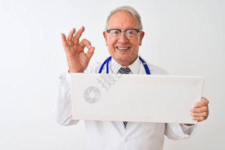 高级灰色头发医生男子拿着横幅站在孤立的白色背景上站立图片