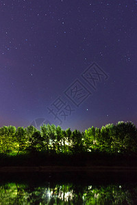 夜间风景河流和森林神奇的光图片