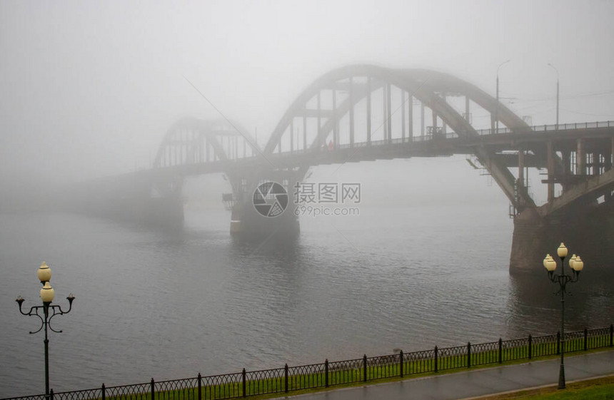 秋天风景与河岸交汇黄叶落下图片