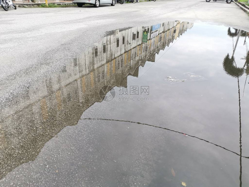 严重垮台后在街上的水坑图片