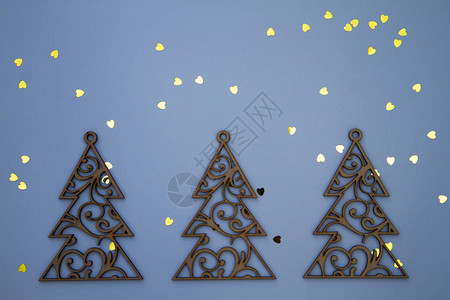 三棵木质装饰品雕刻的圣诞树印图片