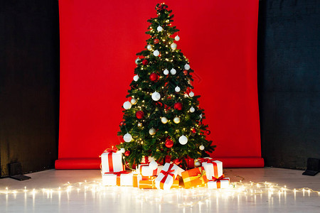 圣诞树与新年装饰的礼物图片