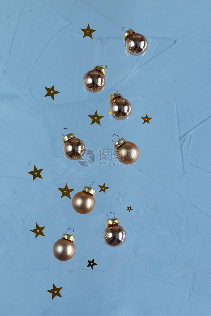 金色圣诞飞金玩具带文字空间的悬浮概念蓝背图片