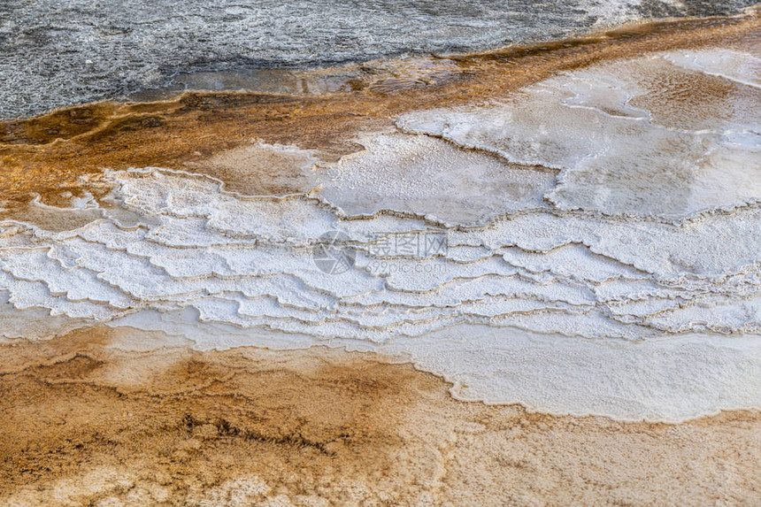 美国怀俄明州黄石市上台地猛犸温泉的石灰岩和层图片