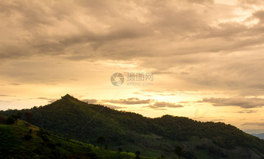 泰国北部晚上日落的复杂山景图片