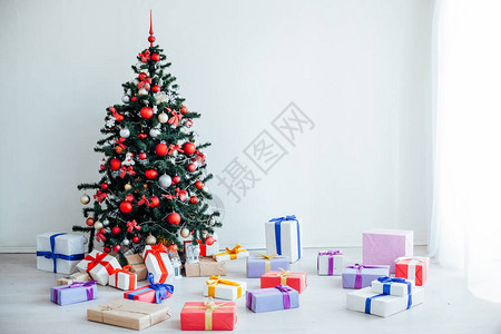 圣诞树上有很多礼物图片