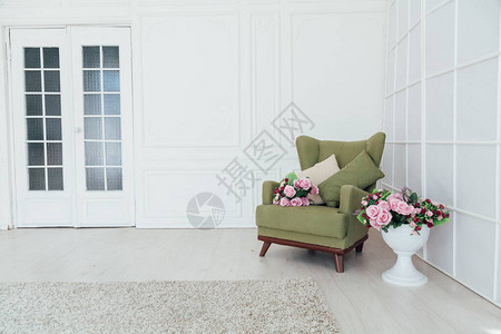 房子白色房间内部的绿色椅子图片