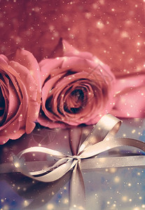 豪华节日礼盒和玫瑰花束作为圣诞礼物图片