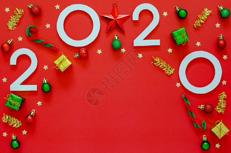 新年节日装饰在红色背景上剪成老鼠形状图片