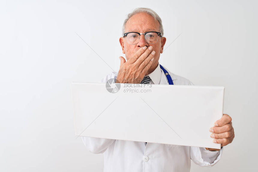 白发苍的老医生手持横幅站在孤立的白色背景上图片