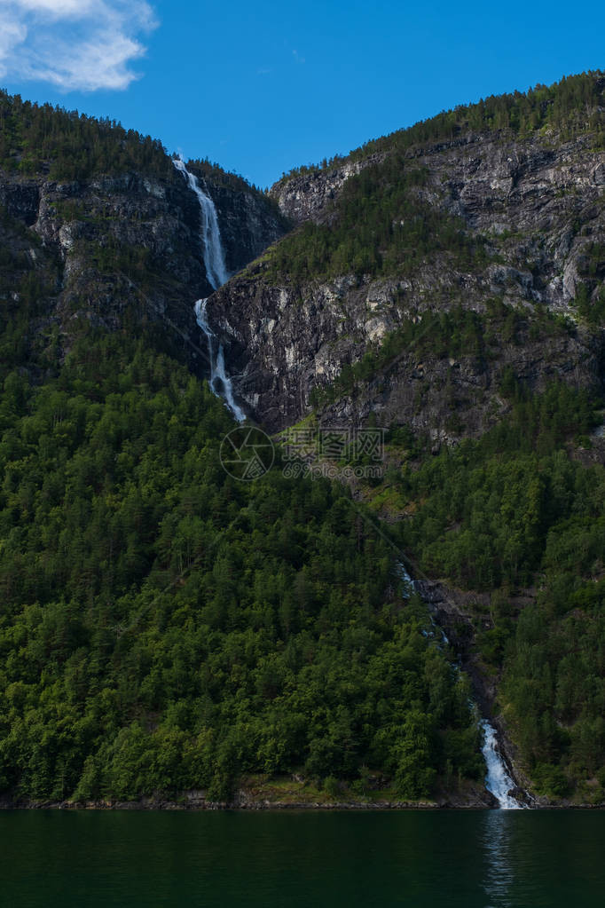 Aurlandsfjord边缘的瀑布在挪威无人居住图片