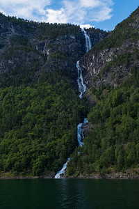 Aurlandsfjord边缘的瀑布在挪威无人居住图片