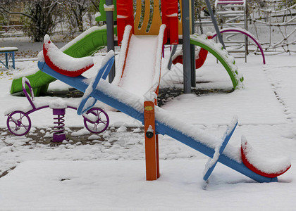 游乐场被雪覆盖儿童滑梯和楼梯童年快乐图片