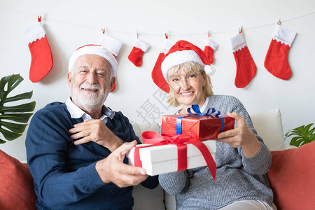 老年高加索老人和妇女互相赠送礼物图片