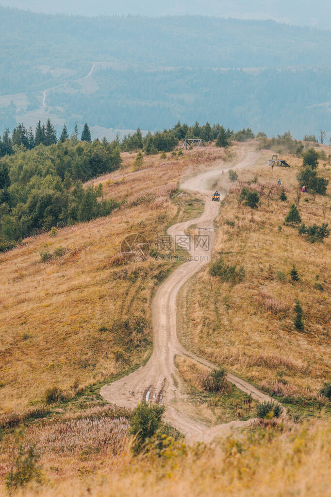 秋季山地越野车旅游旺季图片