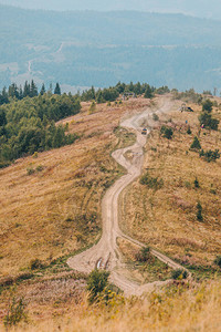 秋季山地越野车旅游旺季图片