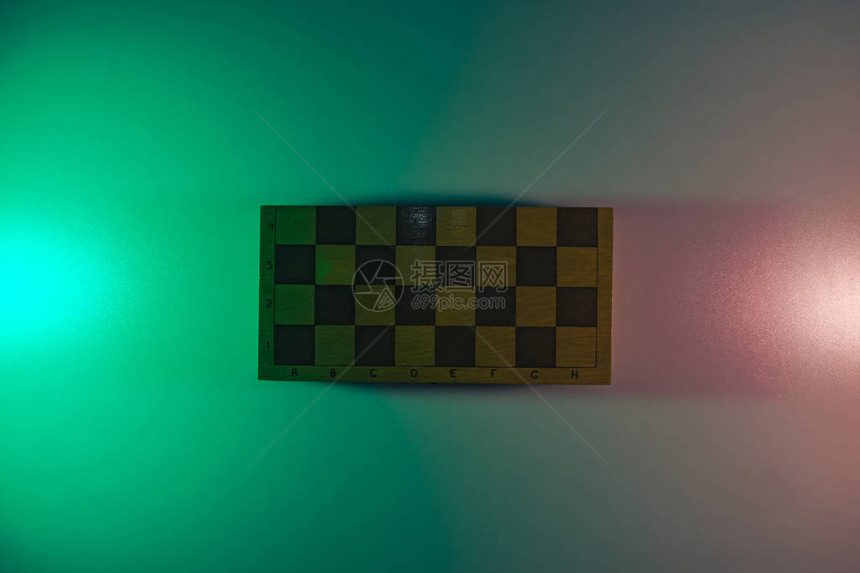 彩色光线下美丽的古董象棋板背景横幅纹理图片