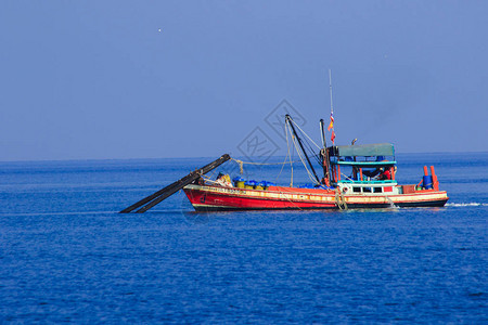 泰国海上渔船泰国渔船在海中寻找鱼图片
