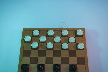 漂亮的古董象棋板有彩色光线的象棋图片