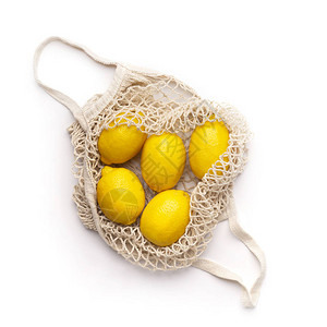 新鲜柠檬内的可重复使用的网袋隔离白色图片