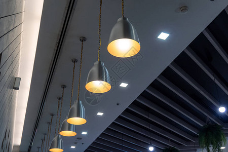 餐厅天花板上悬挂的现代灯具布置图片