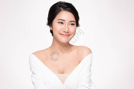 年轻美丽的亚洲女人皮肤干净清新面部护理面部护理白底美容概念图片