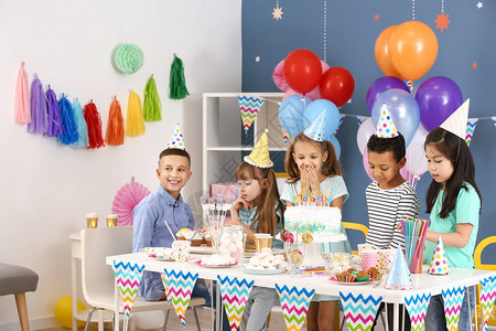 小孩子在家庆祝生日背景图片