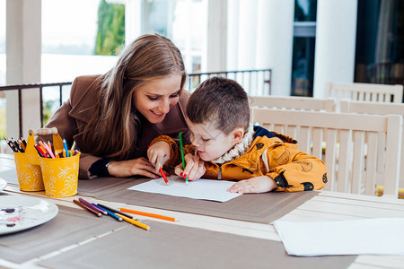 母亲和儿子画绘图手彩色铅笔1图片