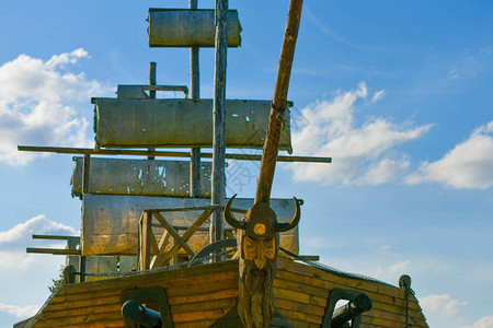 木头老船映衬着蓝天海盗船图片