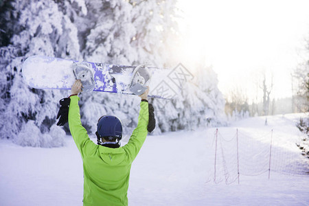 保加利亚滑雪场山附近拿着滑雪板的人图片