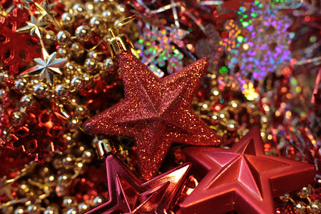 闪亮的圣诞闪亮玩具和亮珠装饰新年图片