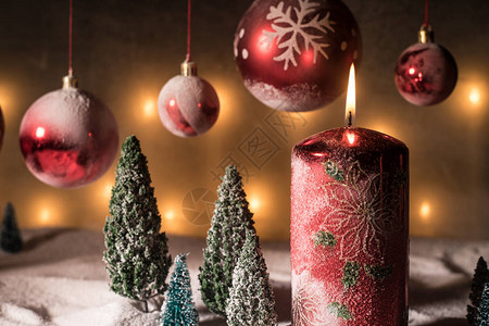 在深色背景上燃烧蜡烛的圣诞装饰在暗金色背景灯的圣诞饰品创图片