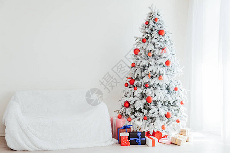 圣诞新年礼物和玩具树冬天图片