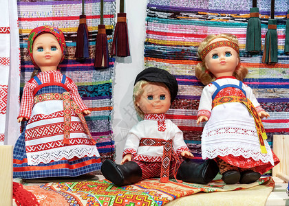 穿着俄罗斯民族服装的儿童娃高清图片