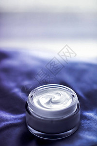 化妆品牌保湿乳液和面部护理概念背景图片